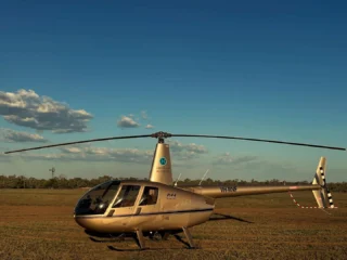 This afternoon we had a lovely visit from renowned Australian journalist Denise Cullen. To Jack’s delight her mode of transport was an R44 and the @qld_heli flight from @mitchellgrassretreat would have been spectacular especially after the recent rain. It was very humbling to host Denise and we hope she enjoyed her experience. #outbackqueensland #experiencelongreach #stationtours #darrriverdowns